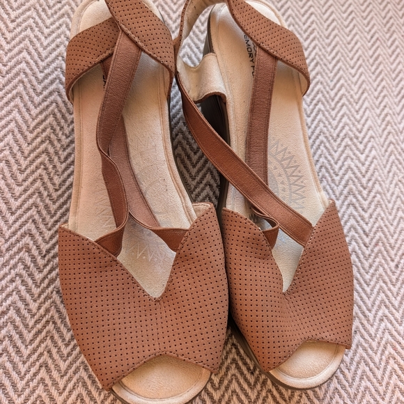 Stylish Women's Tan Wedge Sandals Piazza Solid Heels New With Out Tags - Picture 8 of 10